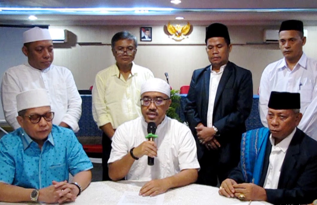 Ketua Moslem Cyber Army-Jokowi, Diki Candra, saat menyampaikan ajakan bermubahallah terhadap Habib Rizieq Shihab dan Amin Rais, didampingi para relawan yang tergabung dalam Koalisi Relawan Jokowi-Ma'ruf.