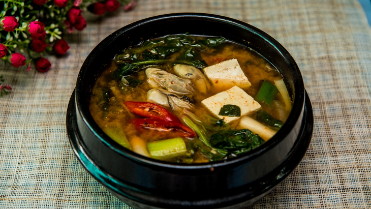 Menyeruput Kehangatan dalam Semangkuk Miso Soup, Cocok untuk Musim Hujan