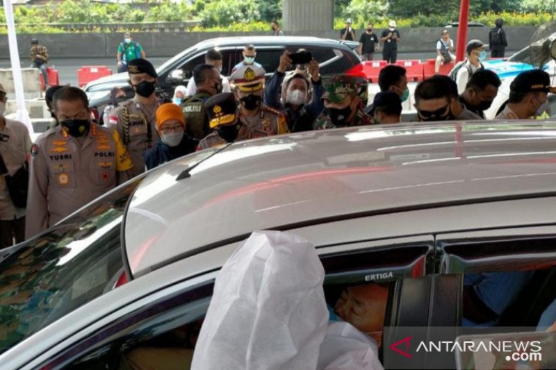 Petugas memeriksa tes antigen terhadap penumpang roda empat yang masuk wilayah Jabodetabek usai liburan Idul Fitri 1442 Hijriyah di Pos Penyekatan Kedung Waringin, Bekasi, Jawa Barat, Minggu (16/5/2021). ANTARA/HO-Pendam Jaya.