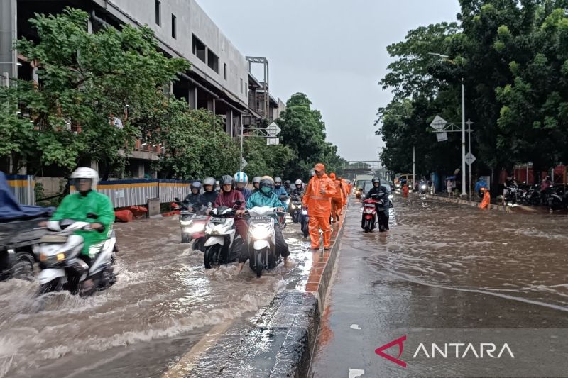 Jalan Raya Tanjung Barat Dilanda Banjir Sampai 50 Cm