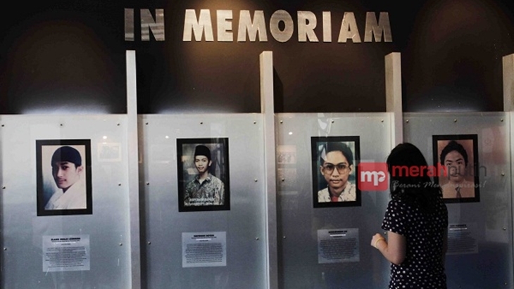 Tampak seorang mahasiswa sedang melihat foto-foto Tragedi Trisakti 1998, di Museum Universitas Trisakti, Grogol, Jakarta Barat, Selasa (10/5). (Foto: MerahPutih/Venansius Fortunatus)