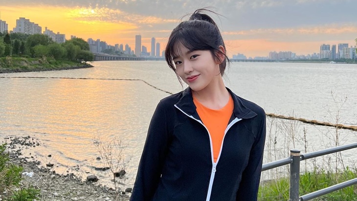 Yujin IVE Populerkan Kembali Tren Ban Yoon Hee yang Viral Awal 2000an