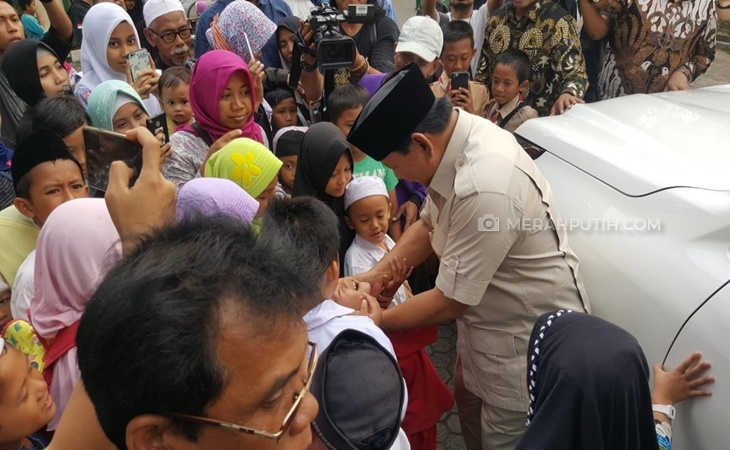 Keluar dari Kediaman Gus Dur, Prabowo Diserbu Anak-Anak SD