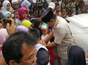 Keluar dari Kediaman Gus Dur, Prabowo Diserbu Anak-Anak SD