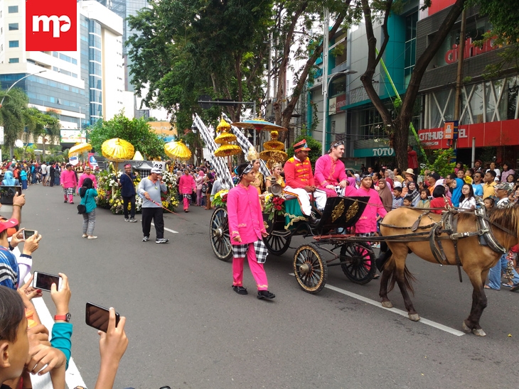 Pawai Kendaraan Hias Meriahkan HUT Surabaya ke-724