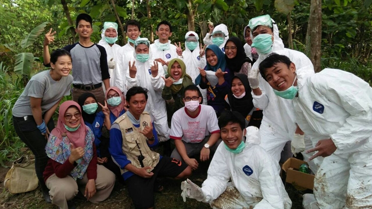 Ini yang Dilakukan Relawan UGM Dalam Penanganan Hewan Ternak