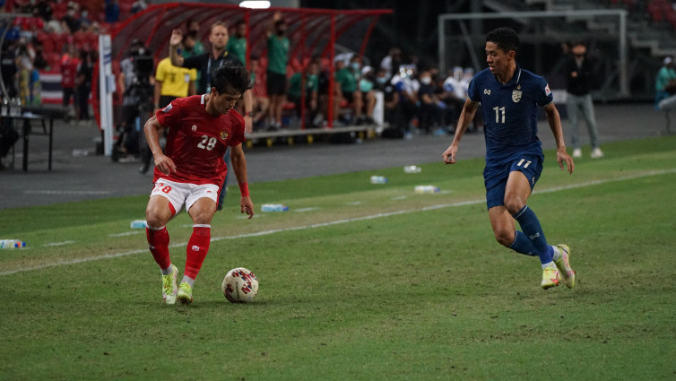 Alfeandra Dewangga saat berusaha lepas dari kawalan Bordin Phala. (PSSI)