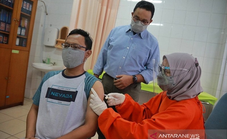 Gubernur Anies Baswedan meninjau vaksinasi COVID-19 di Puskesmas Cilandak, Jakarta Selatan, Sabtu (19/6/2021). ANTARA/HO-Dadang W*/aa