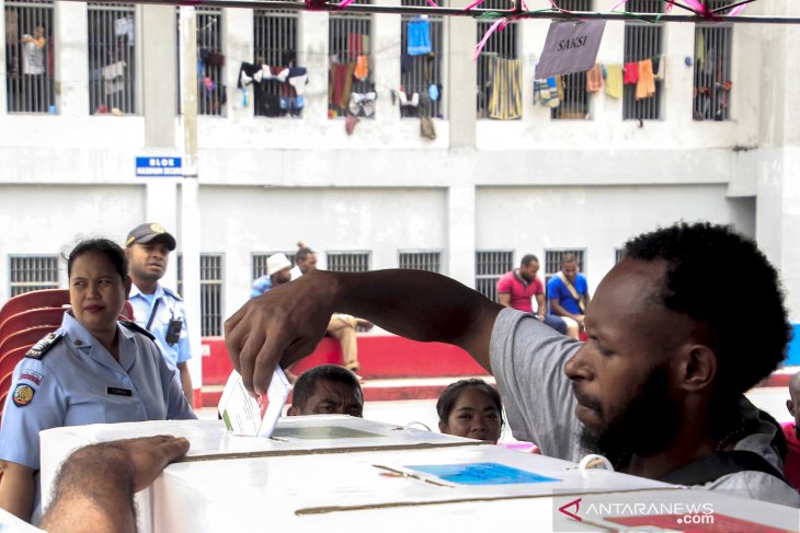Warga binaan Lapas Abepura mengikuti pencoblosan Pemilu 2019 susulan di TPS 66 dan 65, Lapas Abepura, Jayapura, Papua, Kamis (18/4/2019). Sebanyak 1.191 TPS di Provinsi Papua menggelar pemilu susulan akibat keterlambatan logistik pemilu. ANTARA FOTO/Gusti Tanati/wpa/foc.ANTARA FOTO/Gusti Tanati/pri