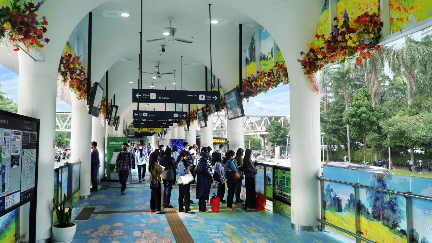 Halte Transjakarta Disulap Bergaya Seni Lukis Monet dan Van Gogh