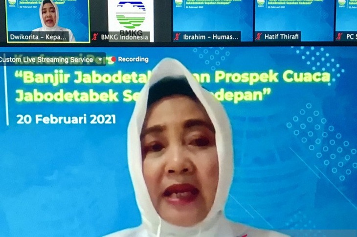 Kepala BMKG Dwikorita Karnawati menyampaikan prediksi peningkatan intensitas curah hujan sedang ke lebat yang terjadi pada 20, 23 dan 24 Februari 2021 di Jabodetabek secara daring di Jakarta, Sabtu (20/2/2021). ANTARA/Virna P Setyorini