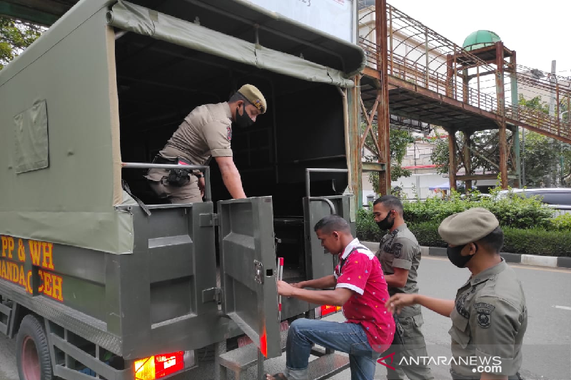 Personel Satpol PP dan WH Banda Aceh saat mengamankan gepeng, di Banda Aceh. (Foto: Antara)