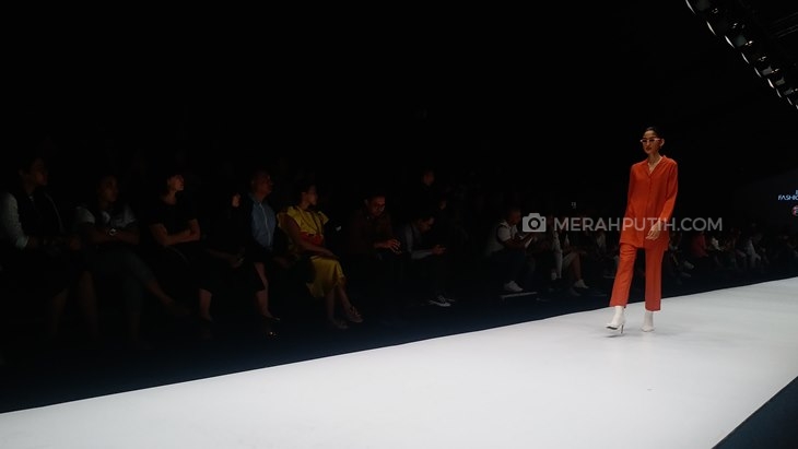 Refleksi Gaya Perempuan Berpakaian di Jakarta Fashion Week 2018