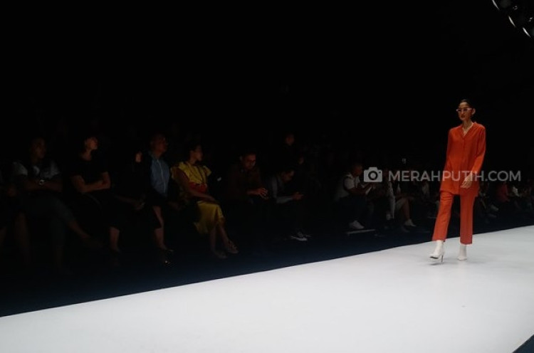 Refleksi Gaya Perempuan Berpakaian di Jakarta Fashion Week 2018