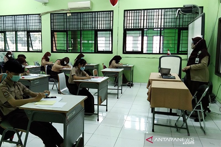Para pelajar di SMKN 15 Jakarta mengikuti belajar tatap muka perdana di tengah pandemi COVID-19, Rabu (7/4/2021). ANTARA/Dewa Ketut Sudiarta Wiguna/am.