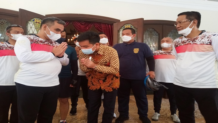 Sekjen Gerindra Ahmad Muzani menemui Wali Kota Solo Gibran Rakabuming Raka di rumah dinas Loji Gandrung, Solo, Jawa Tengah, Minggu (28/3). (MP/Ismail)
