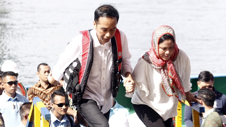 Presiden Joko Widodo (kiri) didampingi Ibu Negara Iriana Joko Widodo (kanan). (n Kota Jayapura dengan Distrik Muara Tami tersebut ditargetkan selesai pada akhir 2018. ANTARA FOTO/Yulius Satria Wijaya)