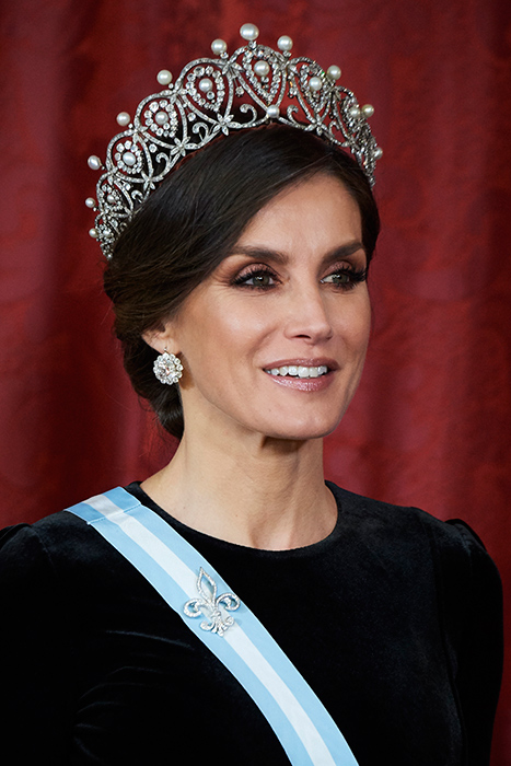Ratu Letizia mengenakan The Cartier Loop Tiara. (Foto: Hello Magazine)