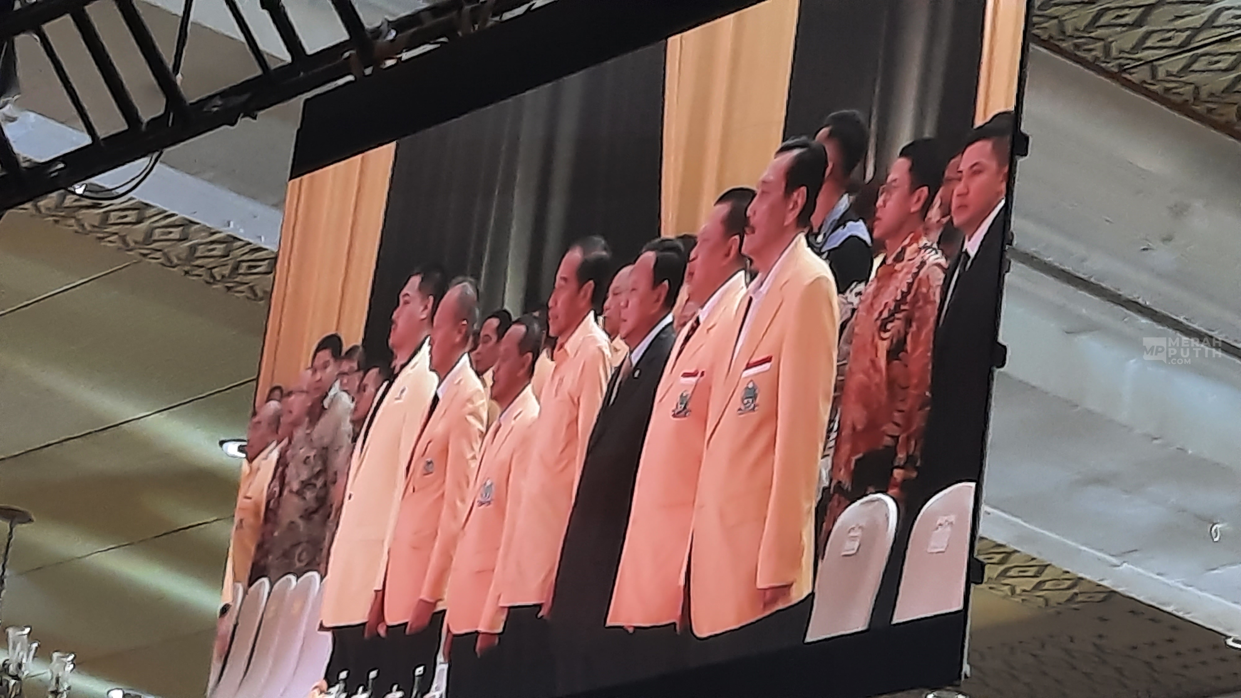Jokowi Pakai Kemeja Kuning Hadiri Puncak Munas Golkar ke-11
