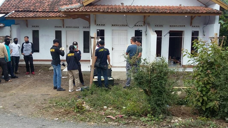 Polisi Geledah Rumah Tersangka Bom Bunuh Diri Kampung Melayu