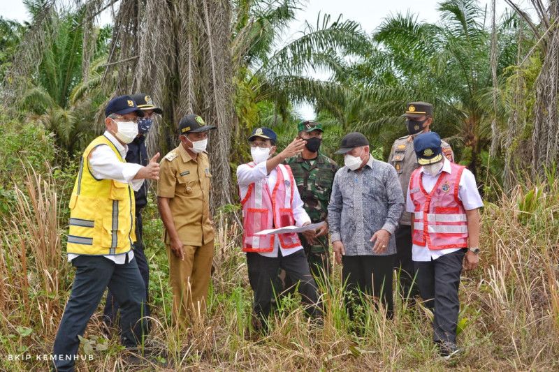 Menhub Budi Karya Sumadi, meninjau langsung lokasi calon Bandara Baru Penunjang Ibu Kota Negara (IKN) di Kecamatan Penajam, Kabupaten Penajam Paser Utara, Provinsi Kalimantan Timur. Dok Kemenhub