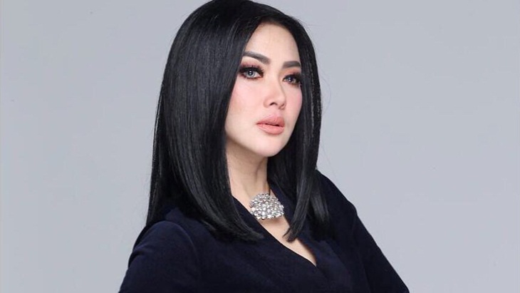 Deretan Sneakers Hype Syahrini yang Bisa Bikin Penampilanmu Kece Maksimal