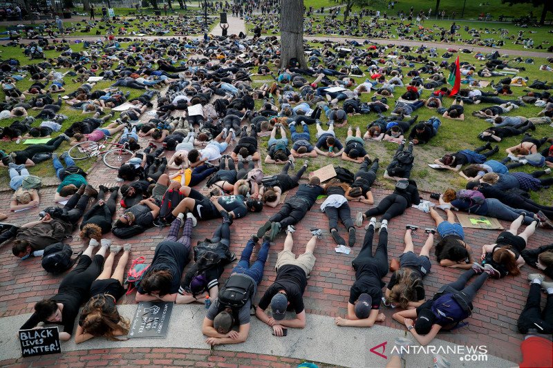 Warga berpartisipasi dalam aksi "die-in" dalam lanjutan gelombang protes atas kematian George Floyd di Boston, Massachusetts, AS, Rabu (3/6/2020). ANTARA FOTO/REUTERS/Brian Snyder/foc.