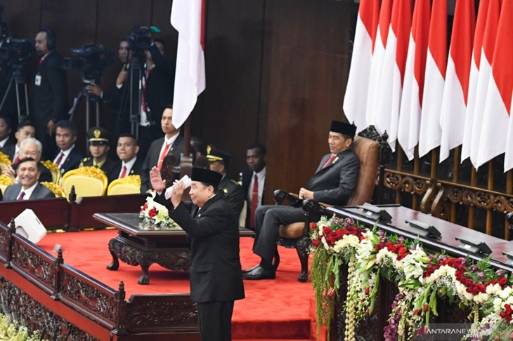 Pimpinan Dewan Perwakilan Rakyat (DPR) sementara yang merupakan anggota tertua Abdul Wahab Dalimunthe (tengah) melambaikan tangan disela pelantikan anggota Dewan Perwakilan Rakyat (DPR) periode 2019-2024 di Ruang Rapat Paripurna, Kompleks Parlemen, Senayan, Jakarta, Selasa (1/10/2019). ANTARA FOTO/M Risyal Hidayat/aww. (ANTARA FOTO/M RISYAL HIDAYAT)