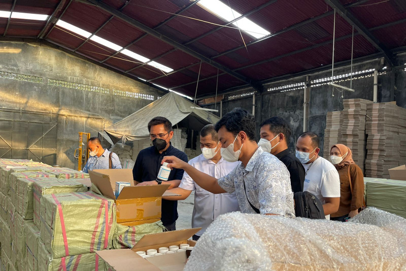 Tim Direktorat Tindak Pidana Narkoba Bareskrim Polri mengecek pabrik pembuatan obat ilegal di wilayah DI Yogyakarta, Senin (27/9/2021) (ANTARA/HO-Ditpid Narkoba Bareskrim Polri)