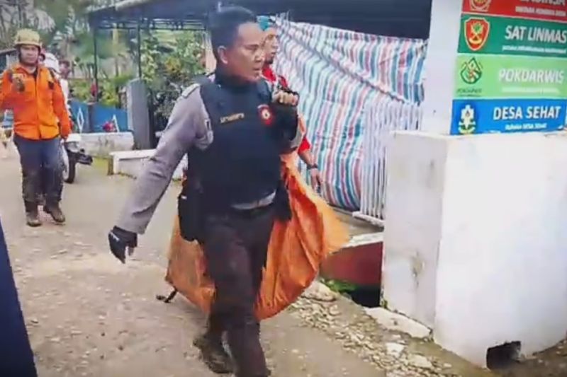 Satu Korban Laki-laki Pesawat ATR 42-500 Dievakuasi dari Jurang Kedalaman 200 Meter Bukit Bulusaraung