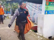 Satu Korban Laki-laki Pesawat ATR 42-500 Dievakuasi dari Jurang Kedalaman 200 Meter Bukit Bulusaraung