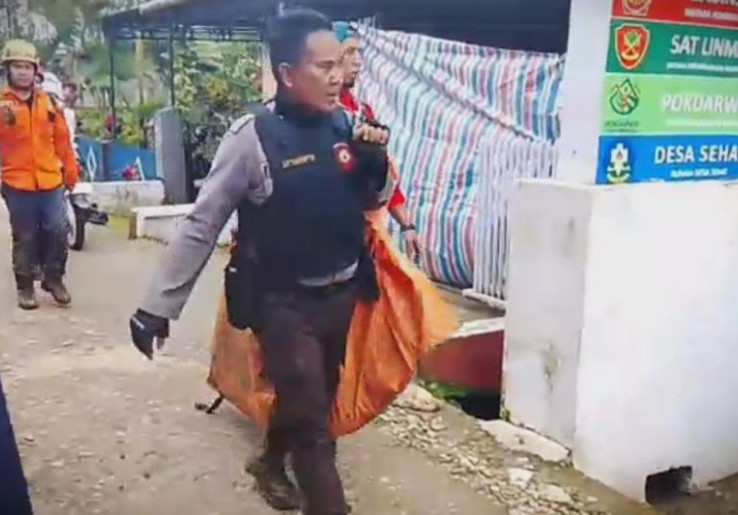 Satu Korban Laki-laki Pesawat ATR 42-500 Dievakuasi dari Jurang Kedalaman 200 Meter Bukit Bulusaraung