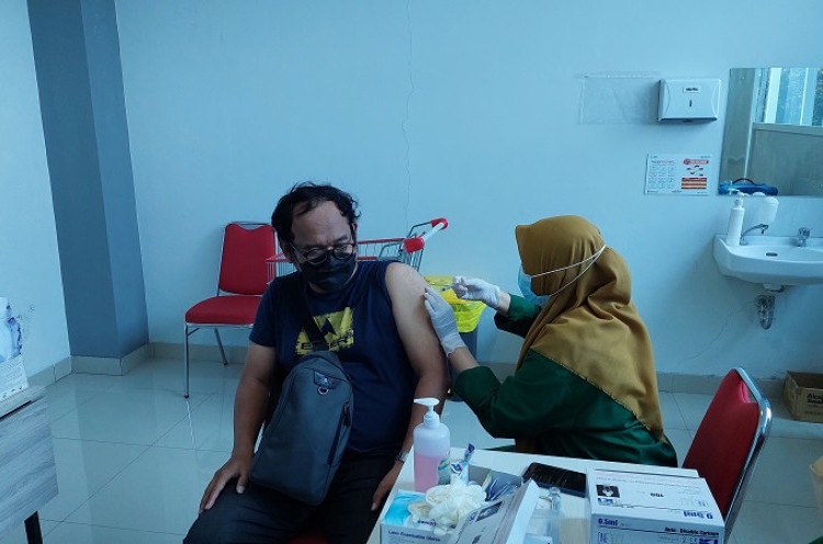 Vaksinasi COVID-19 Saat Pembagian BLT Bikin Stok Vaksin di Solo Habis