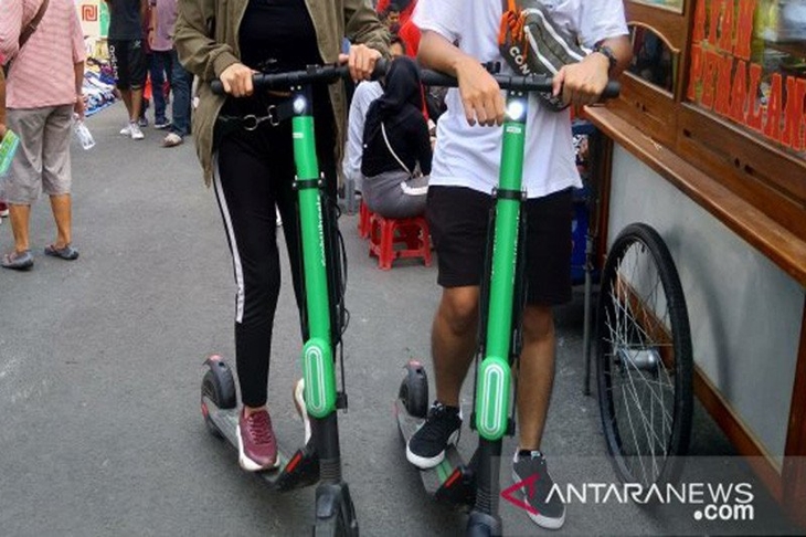 Ilustrasi. Pengguna layanan otoped listrik (skuter listrik) manfaatkan akhir pekan mengendarai transportasi jarak dekat di Bundara HI, Jakarta, Minggu (29/9/2019). ANTARA/Laily Rahmawaty (Antaranews/HO)