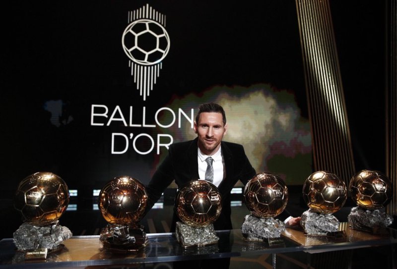 Lionel Messi meraih trofi Ballon d'Or 2019
