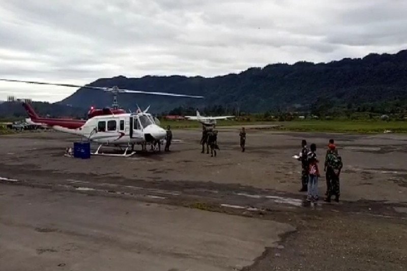 Suasana bandara Oksibil di Kabupaten Pegunungan Bintang saat tim evakuasi bersiap menuju kawasan Pegunungan Mandala guna mengevakuasi penumpang helikopter MI 17 yang hilang dalam penerbangan Oksibil-Sentani, tanggal 28 Juni 2019 lalu. (ANTARA/HO/Pendam XVII Cenderawasih)
