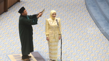 Adela Kanasya Adies Ambil Sumpah PAW DPR, Lanjutkan Kursi Sang Ayah Adies Kadir