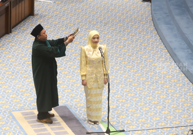 Adela Kanasya Adies Ambil Sumpah PAW DPR, Lanjutkan Kursi Sang Ayah Adies Kadir