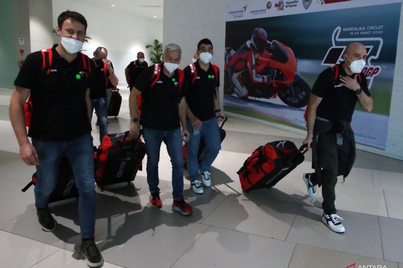 Sejumlah kru MotoGP dari Tim Ducati bersiap terbang ke Lombok usai melakukan tes usap PCR di Terminal 3 Bandara Soekarno Hatta, Tangerang, Banten, Senin (14/3/2022). ANTARA FOTO/Muhammad Iqbal/rwa. (ANTARA FOTO/MUHAMMAD IQBAL)