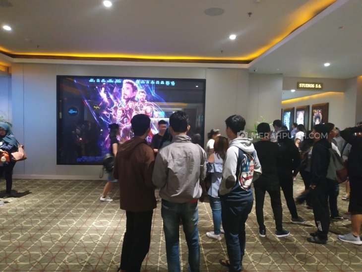 Beberapa anggota MFC yang menunggu pintu studio dibuka (Sumber: MP/Muchammad Yani)