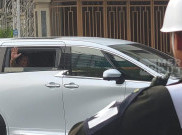 Prabowo-Gibran Datangi Rumah Jokowi, Selesai Pertemuan Cuma Lambaikan Tangan