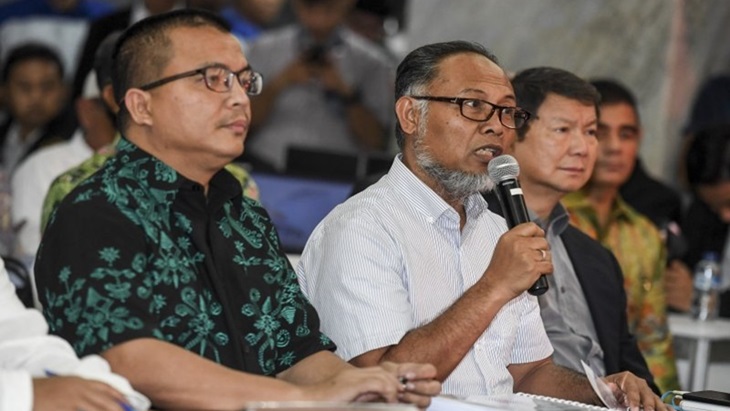 Ketua Tim Hukum Prabowo-Sandi, Bambang Widjojanto berbicara kepada awak media sesuai menyerahkan gugatan sengketa Pilpres 2019 kepada MK (Foto: antaranews)