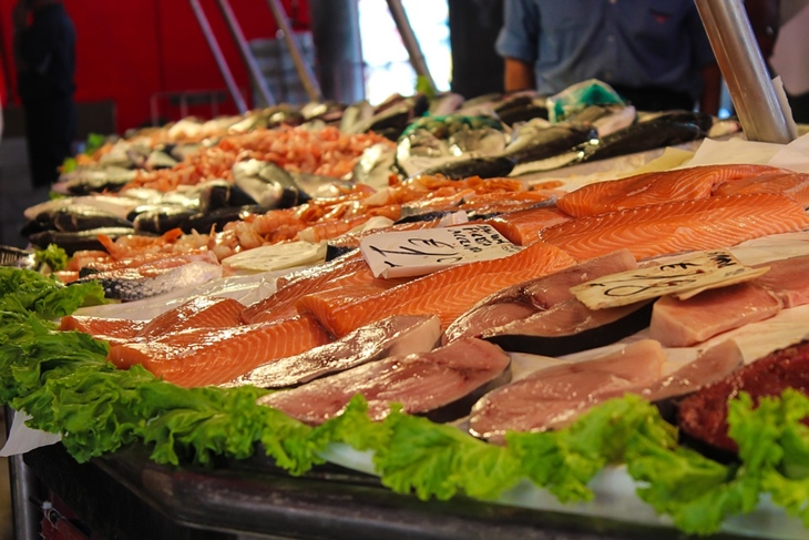 Ikan salmon mereedakan sendi yang meradang. (Foto: Pixabay/PICNIC_Fotografie)
