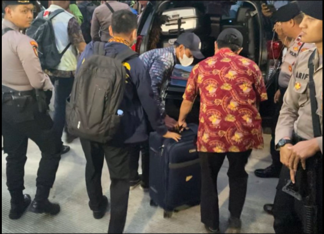 Penyidik KPK Bawa Koper Hitam dari Rumah Hasto, Apa Isinya?
