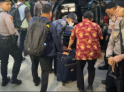 Penyidik KPK Bawa Koper Hitam dari Rumah Hasto, Apa Isinya?