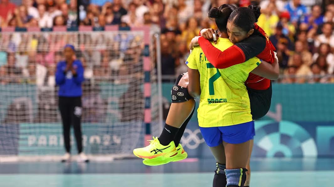 Momen Atlet Bola Tangan Brasil Frossard Bantu Lawan yang Cedera di Olimpiade Paris 2024