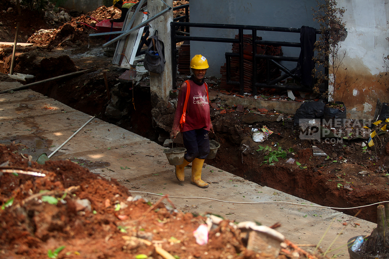 Pembangunan Taman Bendera Pusaka di Taman Ayodya Barito, Jakarta Selatan, Senin (27/10/2025).