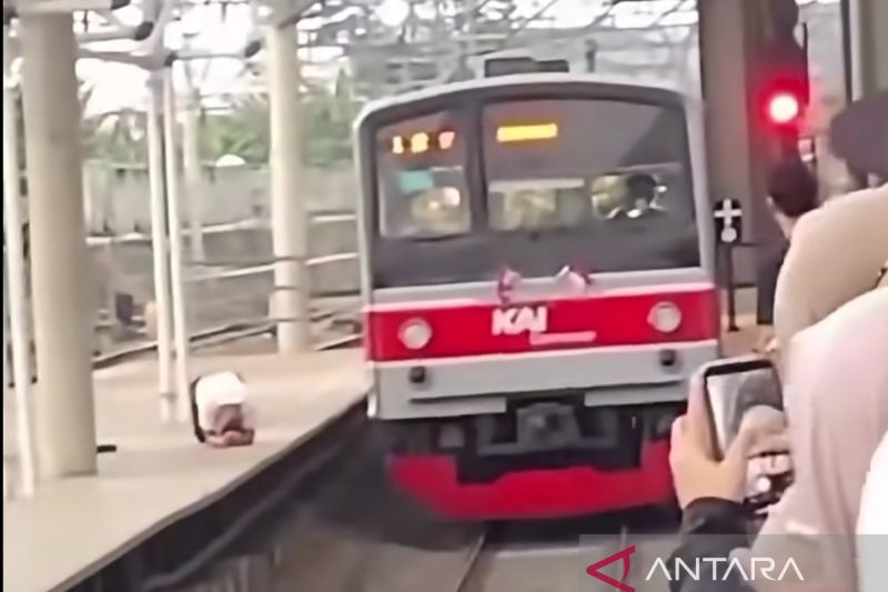 Viral Penumpang Melompat ke Rel di Stasiun Tanah Abang, Polisi: Mental Tidak Stabil
