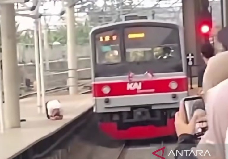 Viral Penumpang Melompat ke Rel di Stasiun Tanah Abang, Polisi: Mental Tidak Stabil