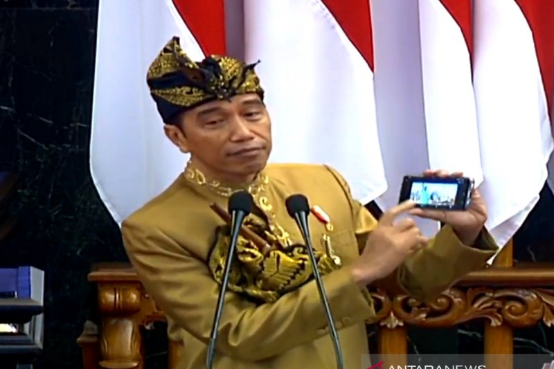 Tunjukkan Smartphone, Jokowi Sindir Pejabat yang Kerap Studi Banding ke Luar Negeri